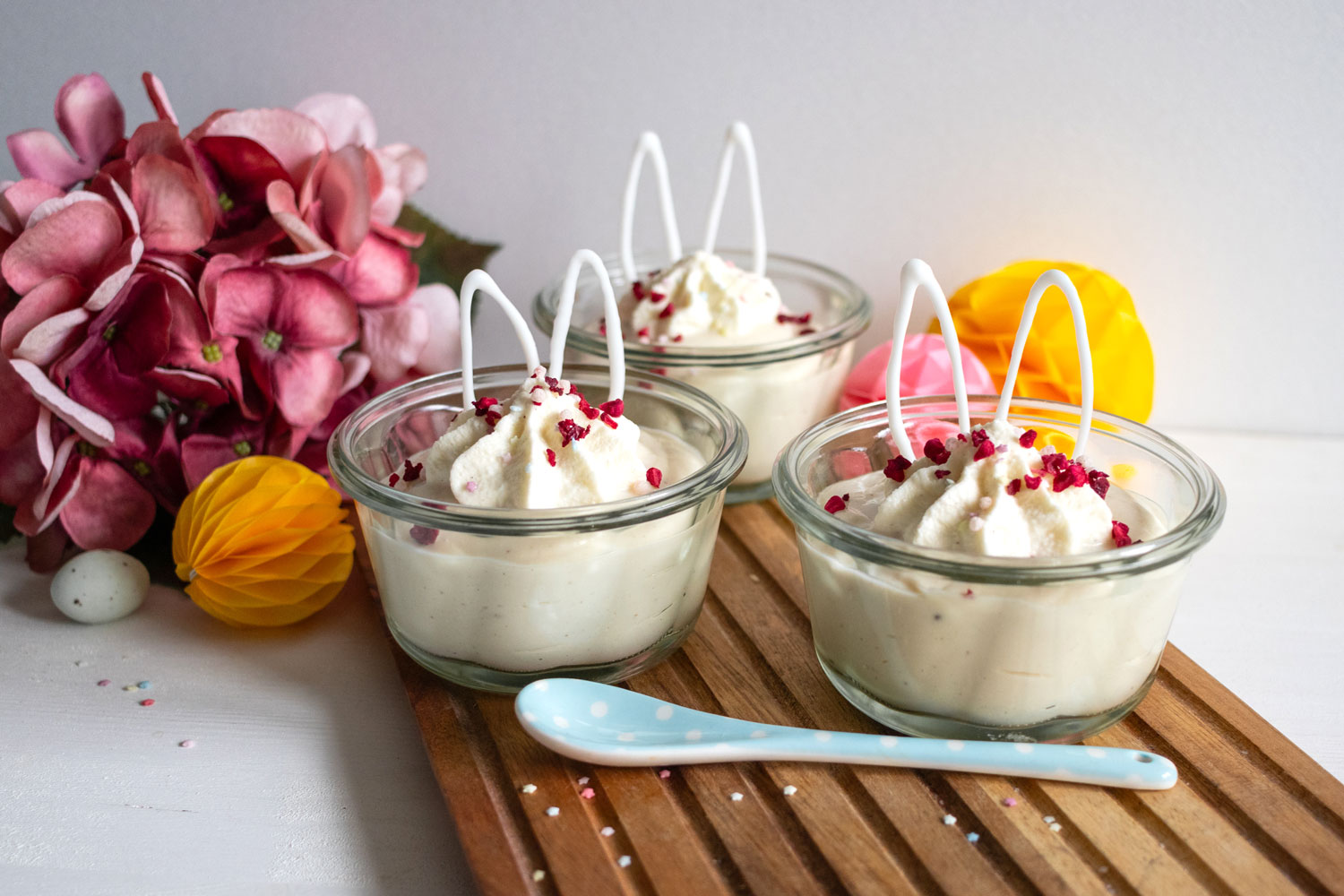 Eierlikör-Creme mit Sahnehäubchen für die Ostertafel