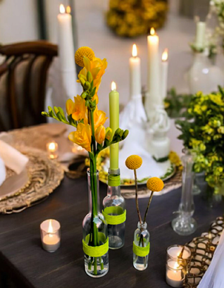 Flaschen als Kerzenständer und Vase - sommerliche Tischdeko