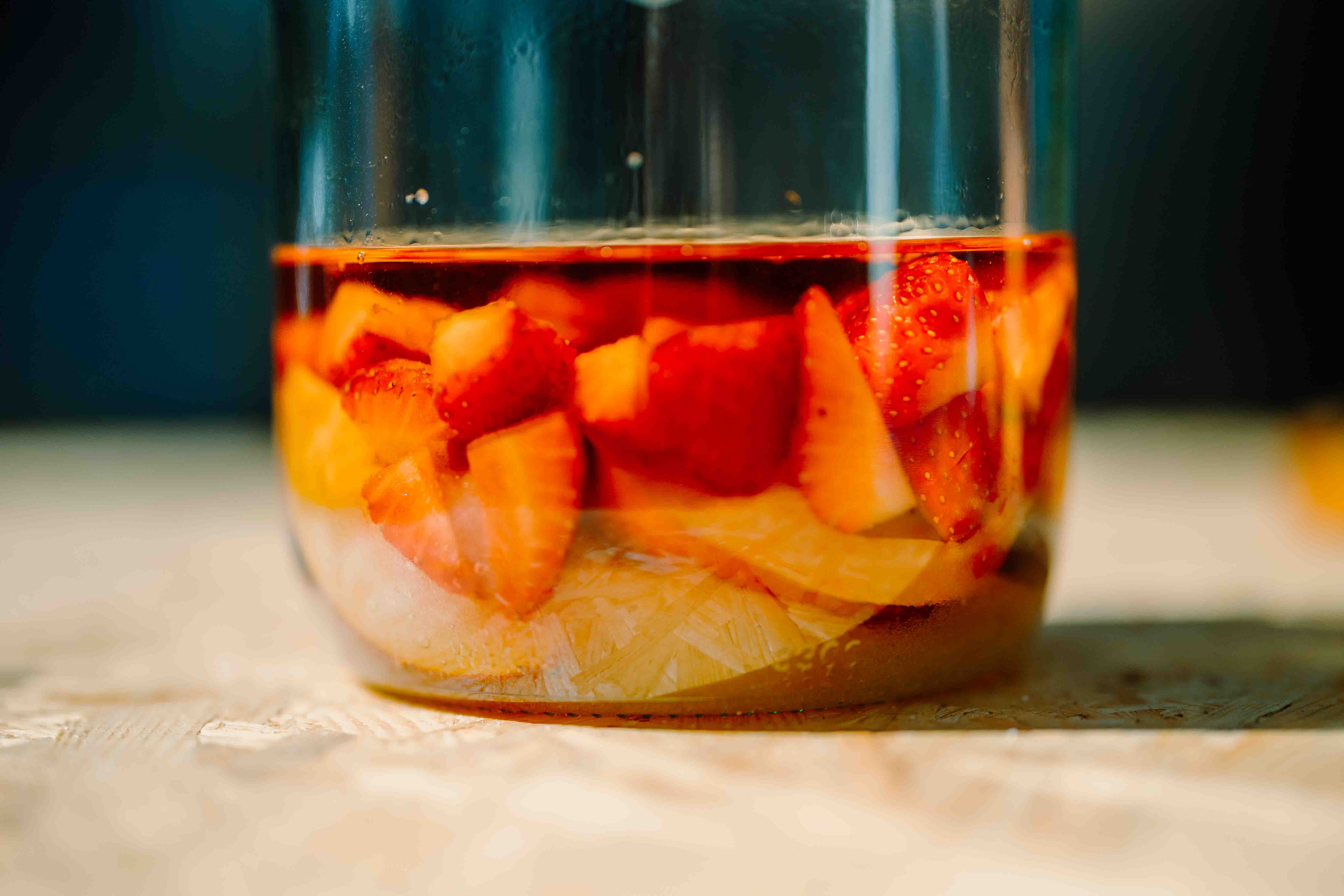 Obst schwimmend im Rum für den Rumtopf