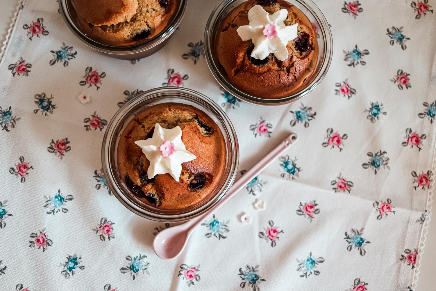 Saftiger Kirschkuchen im Glas